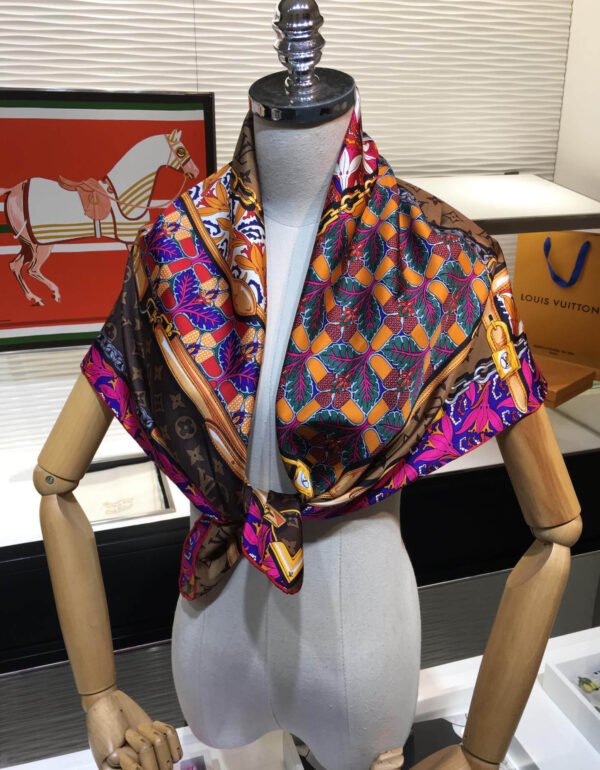 570771 Louis Vuitton Square 90 Silk Scarves