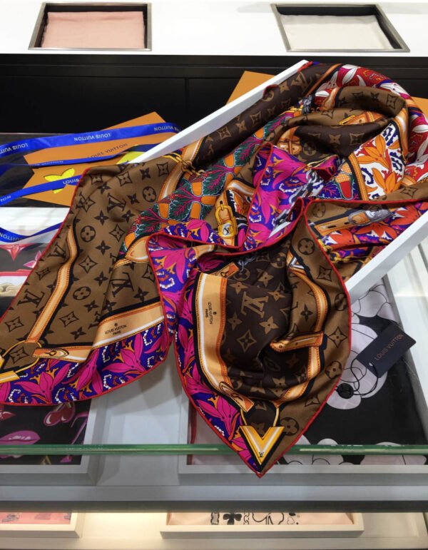 570771 Louis Vuitton Square 90 Silk Scarves