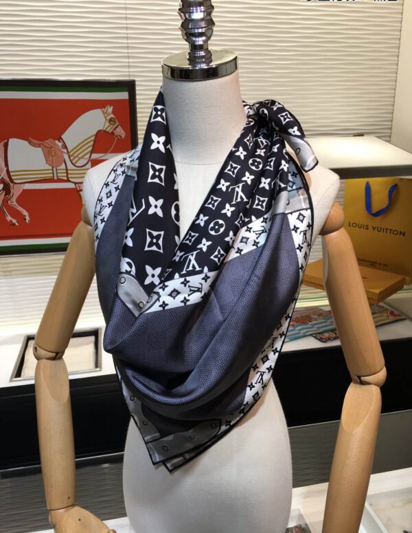 570768 Louis Vuitton Square 90 Silk Scarves