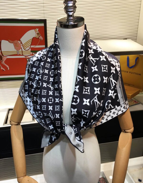 570768 Louis Vuitton Square 90 Silk Scarves