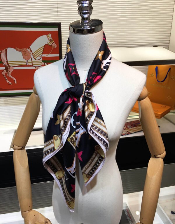 570821 Louis Vuitton Square 90 Silk Scarves