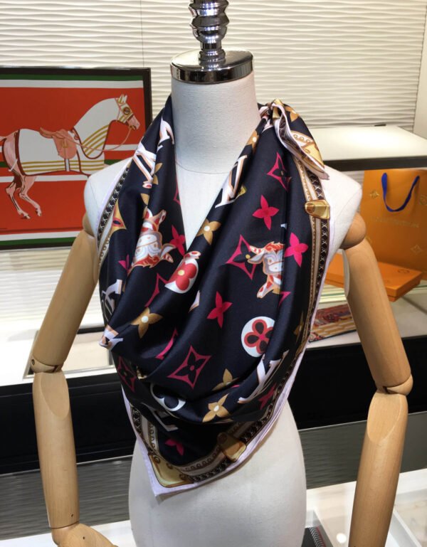 570821 Louis Vuitton Square 90 Silk Scarves