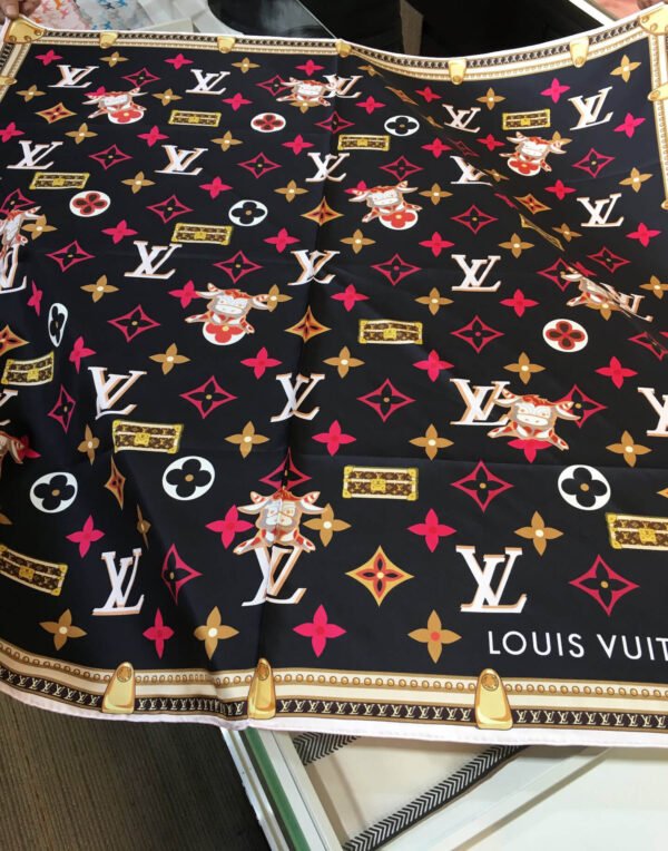 570821 Louis Vuitton Square 90 Silk Scarves