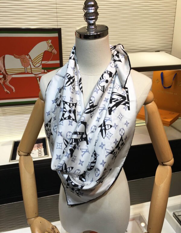 570766 Louis Vuitton Square 90 Silk Scarves