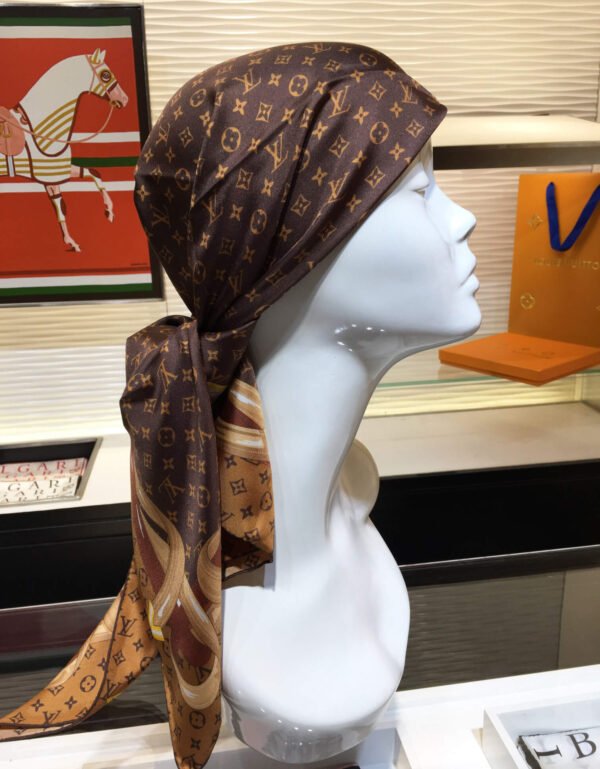 570824 Louis Vuitton Square 90 Silk Scarves