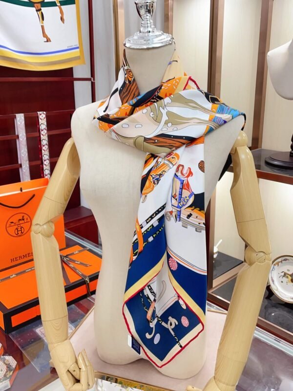 570815 Hermès Square 90 Silk Scarves